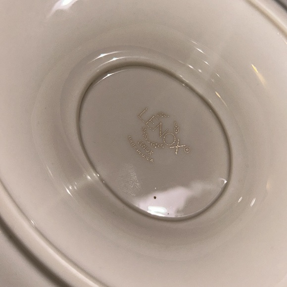 Hollyberry by LENOX gravy boat with attached under plate - Picture 3 of 5